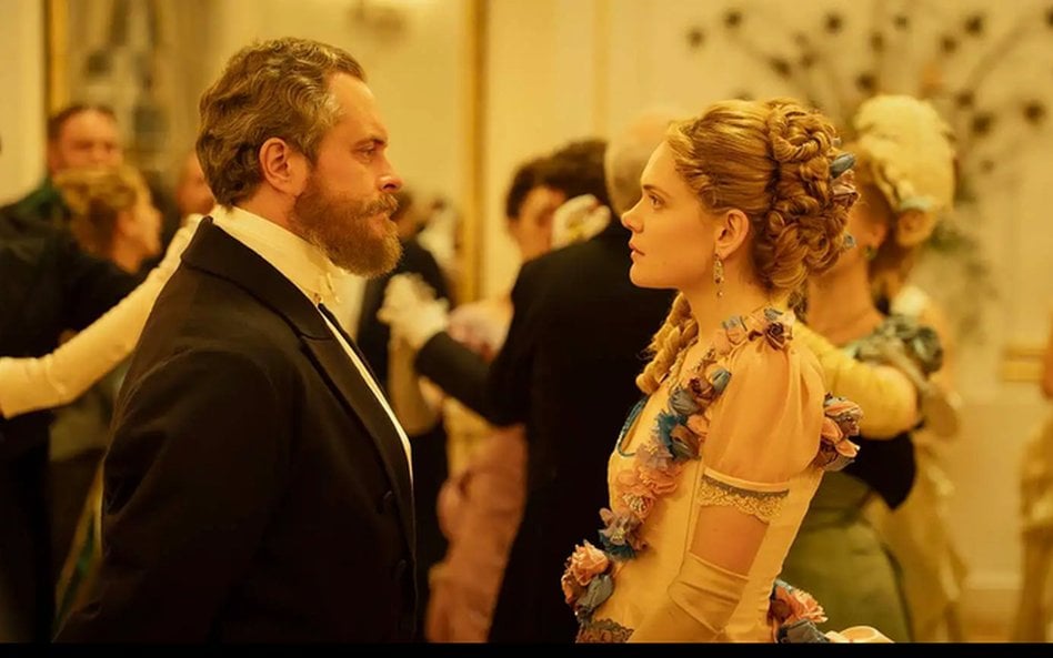Kadr z serialu „Lalka” wyprodukowanego przez Netflix