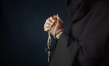 Decyzja znanego duchownego o opuszczeniu zakonu dominikanów prowokuje pytania o zasadność bezżennośc