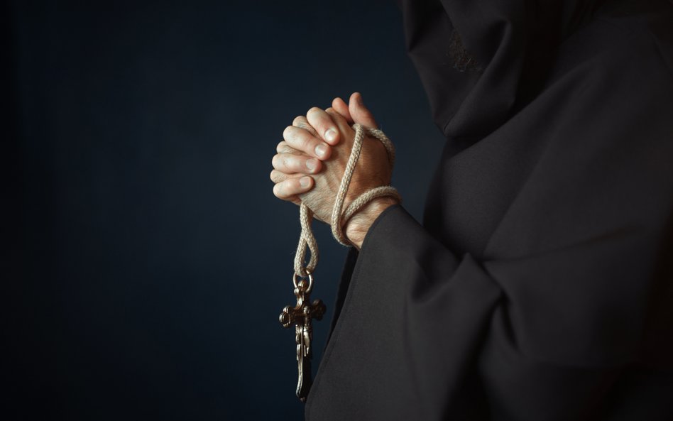 Decyzja znanego duchownego o opuszczeniu zakonu dominikanów prowokuje pytania o zasadność bezżennośc