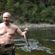 Łowienie ryb w rzekach Republiki Tuwa to jedna z ulubionych wakacyjnych rozrywek Władimira Putina. T