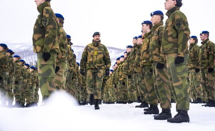 Żołnierze norweskiej armii podczas inspekcji
