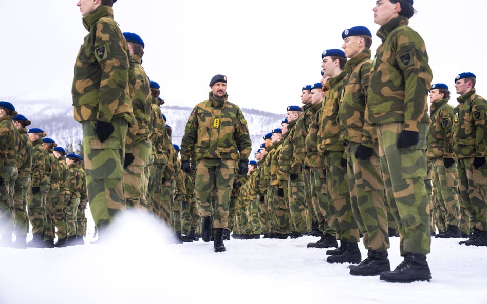 Żołnierze norweskiej armii podczas inspekcji