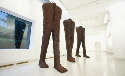 Magdalena Abakanowicz, „Trzy figury kroczące”, 2006, żeliwo, Polswiss Art.