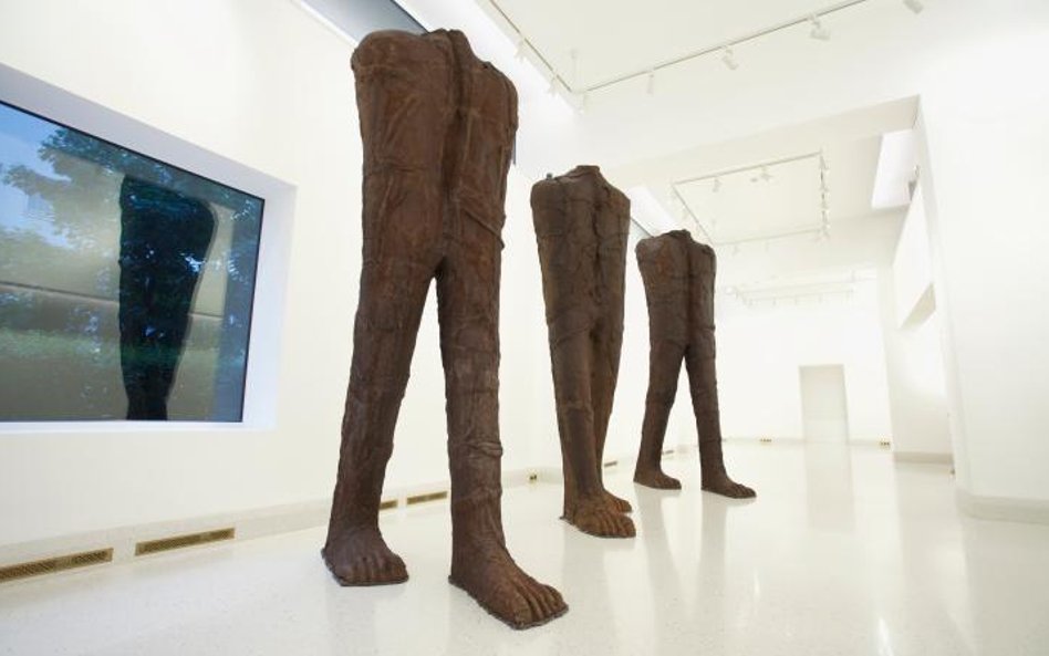 Magdalena Abakanowicz, „Trzy figury kroczące”, 2006, żeliwo, Polswiss Art.