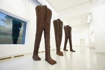Magdalena Abakanowicz, „Trzy figury kroczące”, 2006, żeliwo, Polswiss Art.