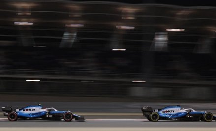 Robert Kubica (z lewej) i Brytyjczyk George Russell