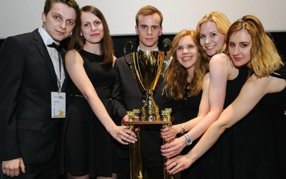 Mistrz Enactus Poland 2015 – zespół SGGW, w tym liderka projektu Aphasia Martyna Gańko (z prawej)