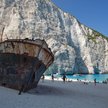 Zanim władze zakazały wchodzenia na plażę, można było podejść blisko do wraku