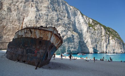 Zanim władze zakazały wchodzenia na plażę, można było podejść blisko do wraku