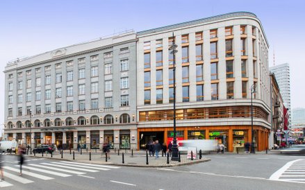 Współczesna elewacja Domu Towarowego Braci Jabłkowskich.