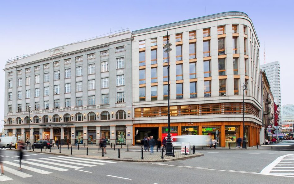 Współczesna elewacja Domu Towarowego Braci Jabłkowskich.