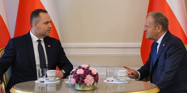 Sondaż: Polacy nie są zadowoleni ze współpracy Karola Nawrockiego z Donaldem Tuskiem
