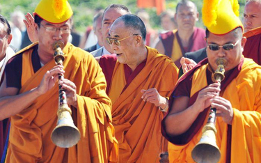 Dalajlama prowadzi procesję dookoła Lerab Ling