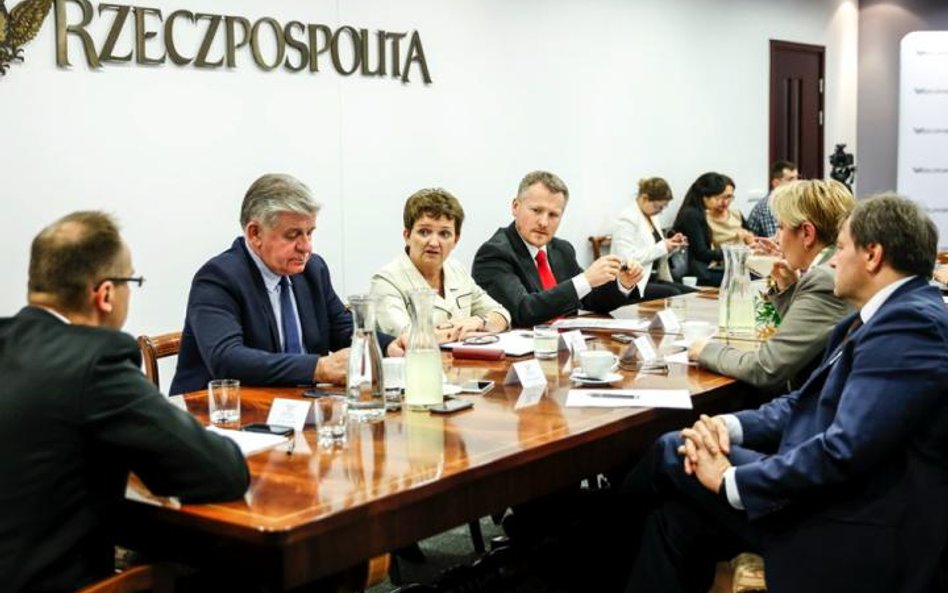 Debata o sieciach szerokopasmowych, w tym ich finansowaniu i barierach techniczno-prawnych związanyc