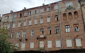 Kamienica przy Wileńskiej 11 zabezpieczona przed szabrem i dewastacją czeka na remont