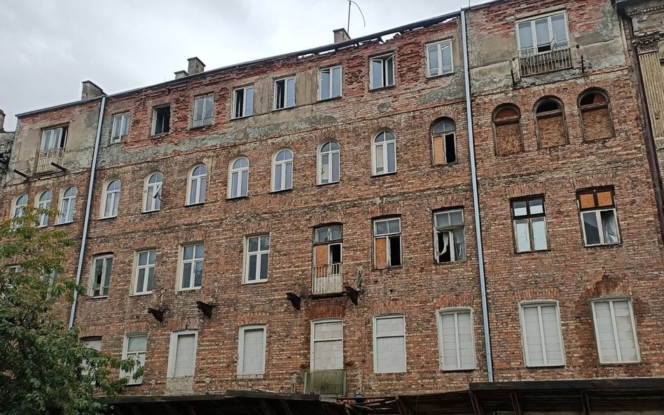 Kamienica przy Wileńskiej 11 zabezpieczona przed szabrem i dewastacją czeka na remont