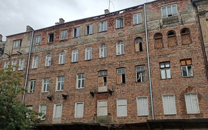 Kamienica przy Wileńskiej 11 zabezpieczona przed szabrem i dewastacją czeka na remont