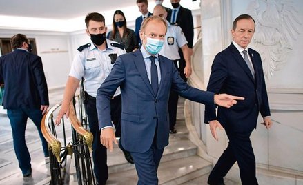 Donald Tusk i marszałek Senatu Tomasz Grodzki po wspólnej konferencji prasowej we wtorek