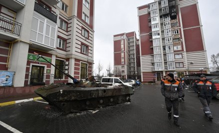 Zniszczony rosyjski pojazd opancerzony w Hostomelu