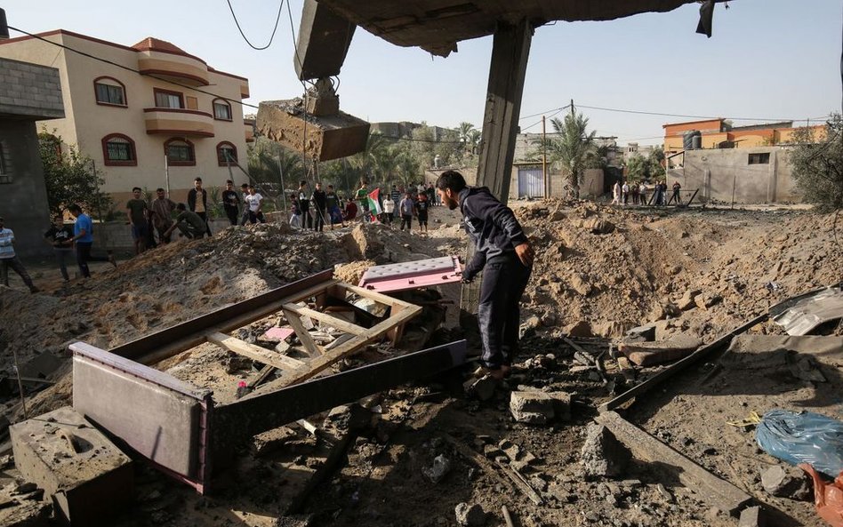 Palestyńczyk przeszukujący ruiny domu w Chan Junus w południowej części Strefy Gazy, zniszczonego na