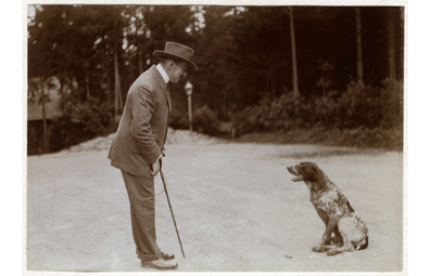 Stanisław Wilhelm Lilpop w Stawisku, z psem – a jakże! – myśliwskim; lata 20. XX wieku
