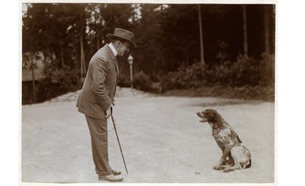 Stanisław Wilhelm Lilpop w Stawisku, z psem – a jakże! – myśliwskim; lata 20. XX wieku