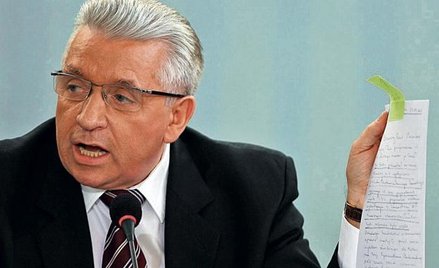 Andrzej Lepper zapowiadał, że przyniesie w teczce dowody na nieprawidłowości w śledztwie dotyczącym 