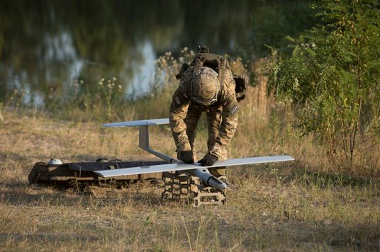 Wojsko Polskie od dawna wykorzystuje drony do misji rozpoznawczych. Wśród nich polski dron FlyEye. g