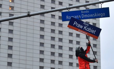 Zmiana nazwy ronda Romana Dmowskiego na Rondo Praw Kobiet w ramach demonstracji pod hasłem "W imię m