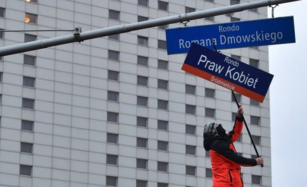 Zmiana nazwy ronda Romana Dmowskiego na Rondo Praw Kobiet w ramach demonstracji pod hasłem "W imię m