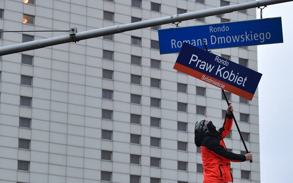 Zmiana nazwy ronda Romana Dmowskiego na Rondo Praw Kobiet w ramach demonstracji pod hasłem "W imię m