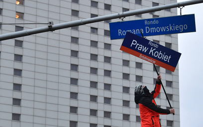 Zmiana nazwy ronda Romana Dmowskiego na Rondo Praw Kobiet w ramach demonstracji pod hasłem "W imię m