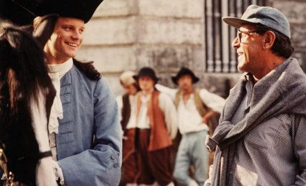 Milos Forman z Colinem Firthem na planie kostiumowego "Valmonta" z 1989 roku. Dokument o Formanie od