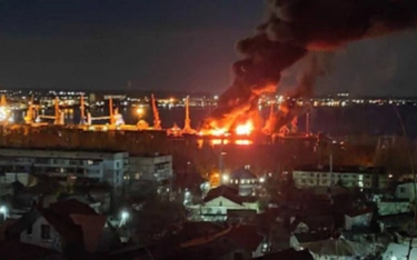 Okręt desantowy Nowoczerkask w ogniu