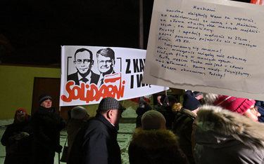 Uczestnicy manifestacji przed Aresztem Śledczym w Radomiu, 14 bm. W placówce przebywa były minister 