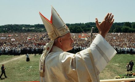 Jan Paweł II nadał pojęciu „Ojciec Święty” nowy sens (zdjęcie z mszy na krakowskich Błoniach, czerwi