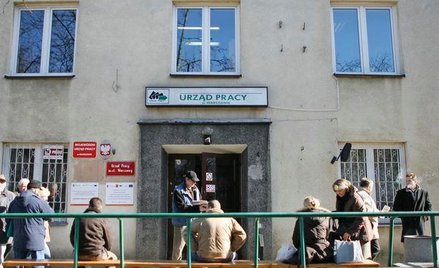 W tym roku do urzędów pracy trafi dwa razy mniej pieniędzy niż w 2010 r.