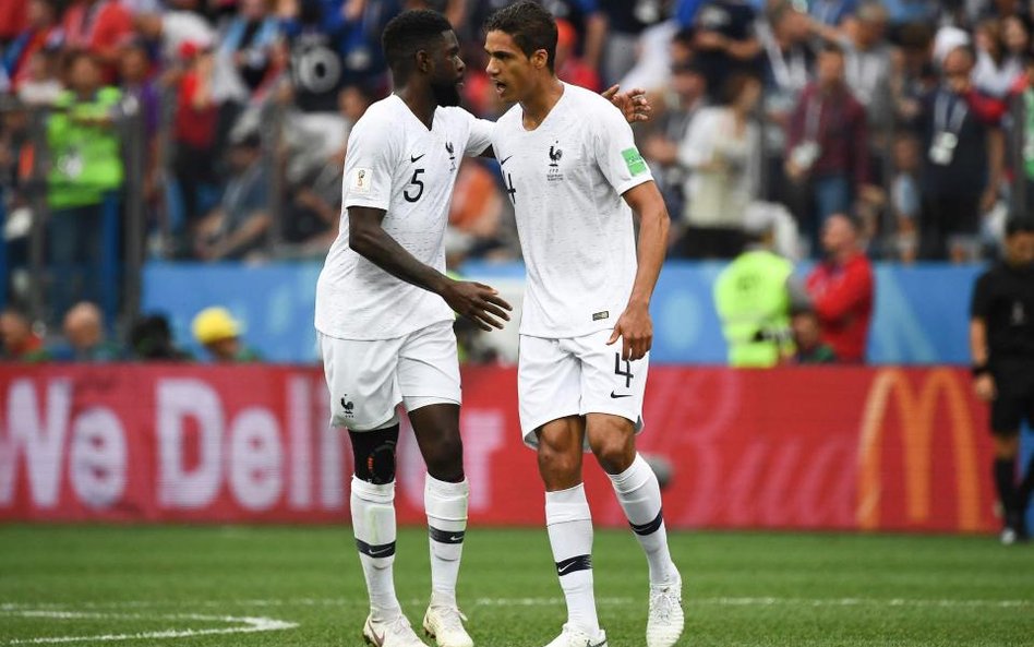 Samuel Umtiti (z lewej) i Raphael Varane – to oni strzegą francuskiej bramki i zdobywają gole