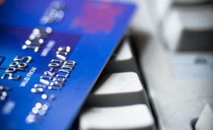 Ofiarą oszustwa można paść także, wypłacając pieniądze z bankomatu. Przestępstw tzw. skimmingu było 