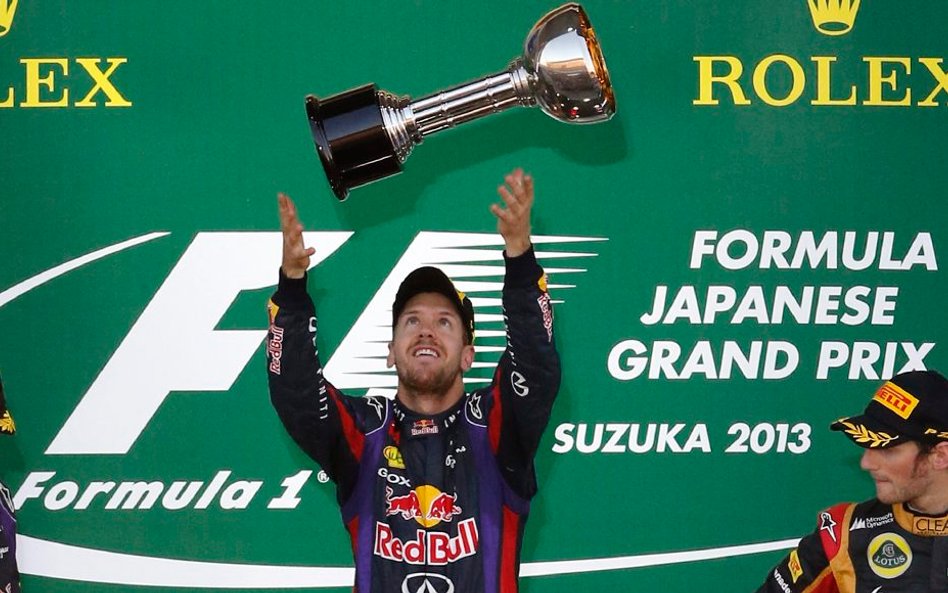 Sebastian Vettel na podium w Japonii: to już jego dziewiąte zwycięstwo w tym sezonie, piąte z rzędu