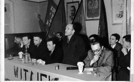 Narada żydowskich komunistów w Katowicach, koniec lat 40. Przemawia Chaim Cieszyński, trzeci od lewe