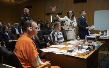 Rodzice Ethana Crumbleya, James i Jennifer, podczas procesu na sali sądowej w Pontiac (Michigan)