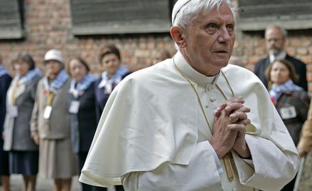 Benedykt XVI na terenie obozu koncentracyjnego w Oświęcimiu.