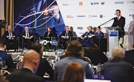 Mirosław Kachniewski, prezes Stowarzyszenia Emitentów Giełdowych, i uczestnicy jednego z paneli dysk