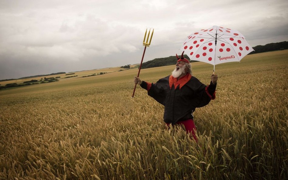 Niemiecki kibic kolarstwa Didi Senft znany także jako El Diablo podczas piątego etapu 102. edycji wy