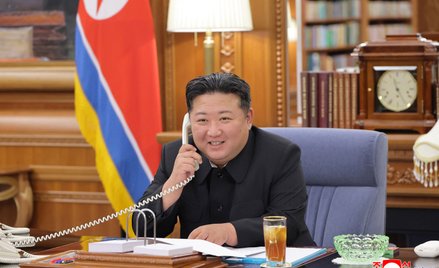 Przywódca Korei Północnej Kim Dzong Un rozmawia przez telefon z Władimirem Putinem