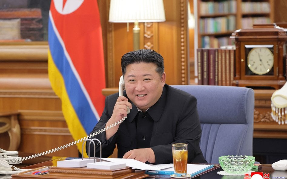 Przywódca Korei Północnej Kim Dzong Un rozmawia przez telefon z Władimirem Putinem