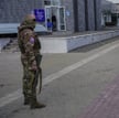 Rosyjski żołnierz z karabinem przy „punkcie głosowania” w okupowanym Mariupolu