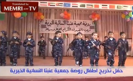 Mali Palestyńczycy śpiewają o zabijaniu wrogów