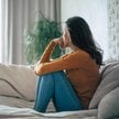 Badacze ustalili, że zarówno kobiety, jak i mężczyźni odczuwają więcej negatywnych emocji w porównan